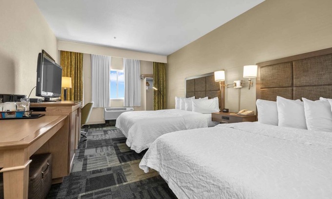 Vacaville Resort | Great Amenities Onsite! Outdoor Pool and Terrace, Free Continental Breakfast
