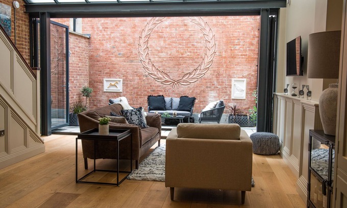 Newbury Apartment | Great art deco 2-bedroom duplex apartment in thriving town centre.
