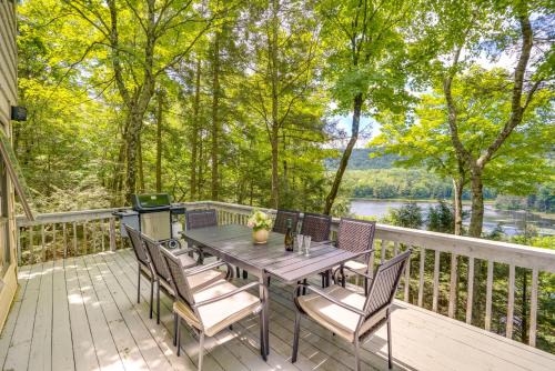 Glendale House | Great Barrington Lakeside Getaway with Kayak and Grill
