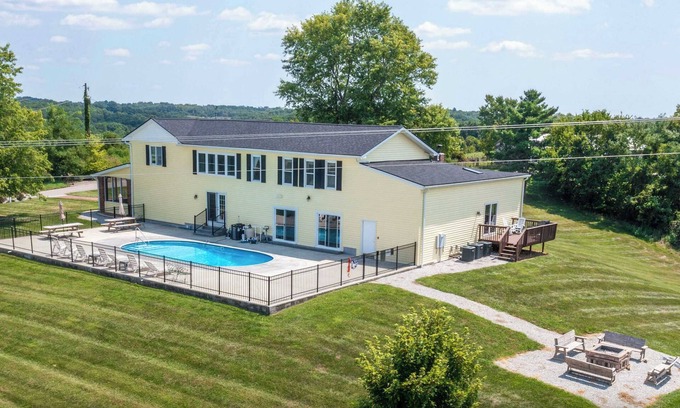Jonesville House | Great Big Lodge - for 18 - Near Ark!