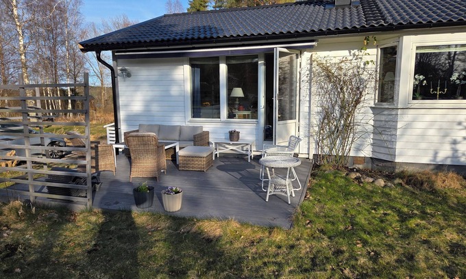 Brastad Cabin | Great cabin - right by the sea in a scenic area.