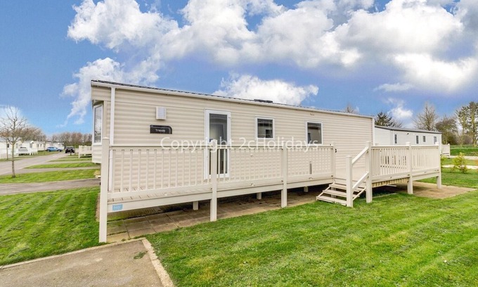 Mappleton House | Great caravan for hire with decking at Skipsea Sands in Yorkshire ref 41004B