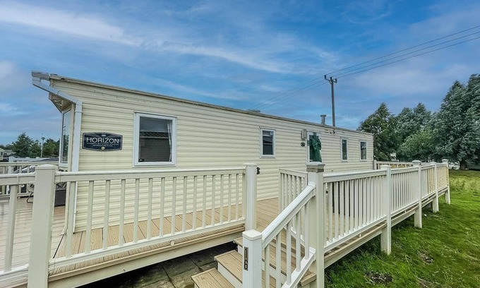 Tattershall House | Great caravan with large decking area and private hot tub, ref 95016SW