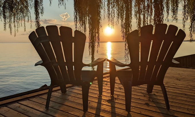 Leamington Cottage | Great cottage on the lake with sunset views, king bed & steps from Point Pelee
