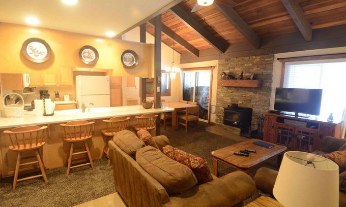 Mammoth Lakes Condo | Great Deal On 4 Star Luxury Large & Cozy Condo At Value Prices - Sleeps Up To 10
