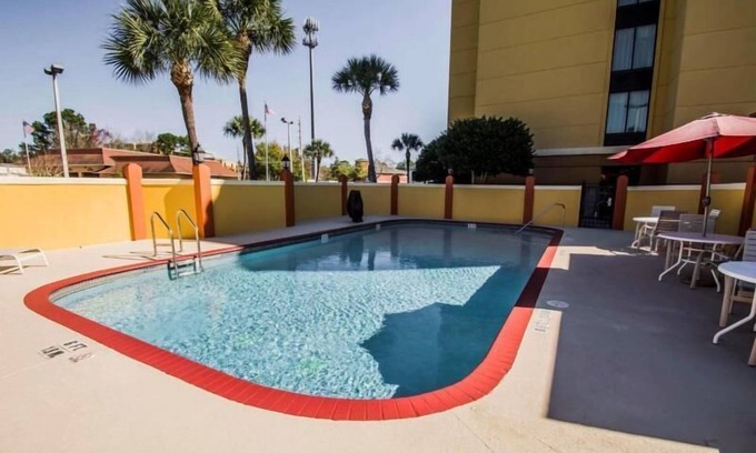 Southside Hotel | Great Escape! 1 Comfy Unit, Pool, Breakfast, Parking, Close to Attractions.