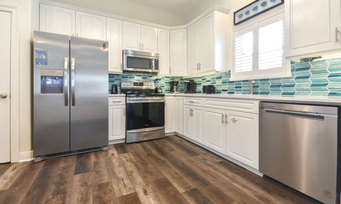 Tang-O-Mar House | Great fall deals on remodeled home w/private pool & beach volleyball court!