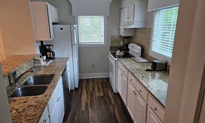 Lackey Cottage | GREAT FAMILY FUN! SOMETHING FOR ALL! SUN-SURF! NEAR HISTORICAL WILLIAMSBURG!