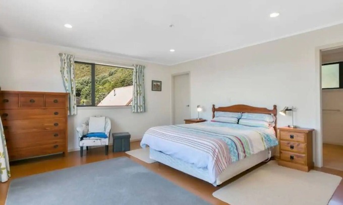 Bowentown House | Great family holiday home with entertainment area for extras