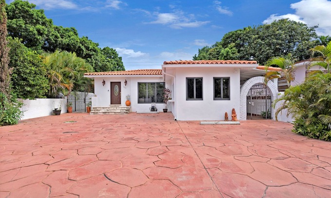Hialeah House | Great Family home by airport with large pooL/yard