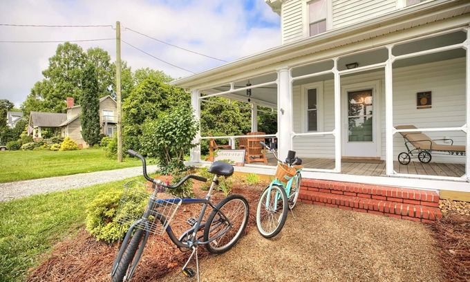 Foster House | Great Family House, BIG Modern Kitchen, First floor master suite