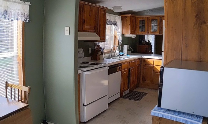 Cambridge House | Great family lake getaway and/or hunting retreat
