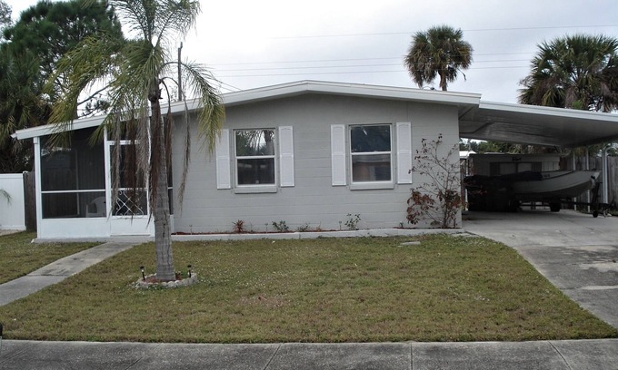 North Port House | Great for a family 2 to 4 people 2 bedrooms 1 bath home in North Port.