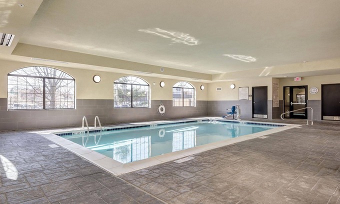 Maryland Heights Condo | Great for Business Travelers! Fitness Center On-Site + Shared BBQ Area