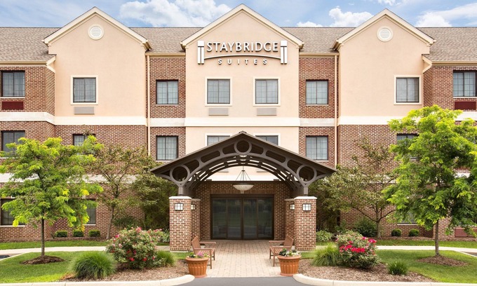 Stow Condo | Great for Business Travelers! Relaxing Suite Near Cleveland | Shared Indoor Pool + FREE Breakfast