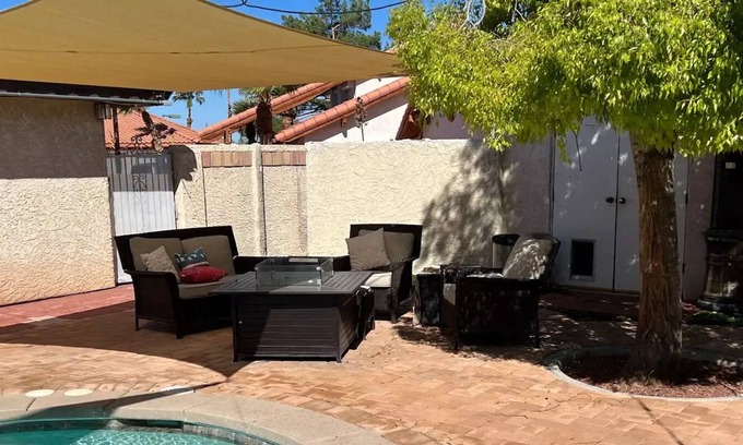 Chinatown House | Great for Corporate & Families - 10 Minutes to Strip