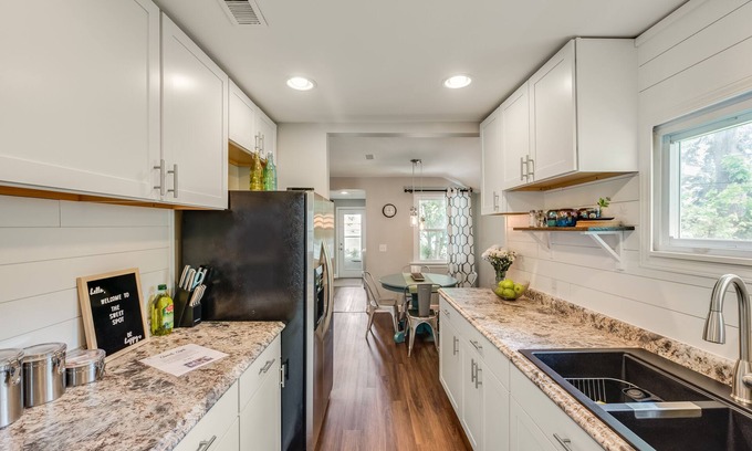 Ferndale House | Great for families, 2 full bathrooms. Walkable to Downtown Ferndale.