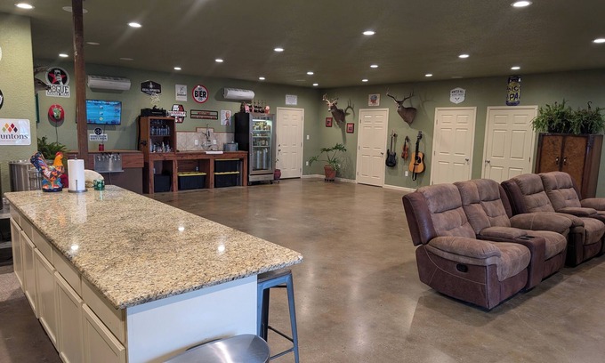 May House | Great for family group or romantic getaway, 4 small bedrooms and large open area