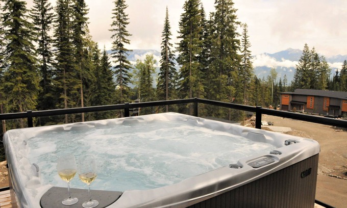 Golden House | Great for large or multiple families. 2 minute walk to ski in/out trail.