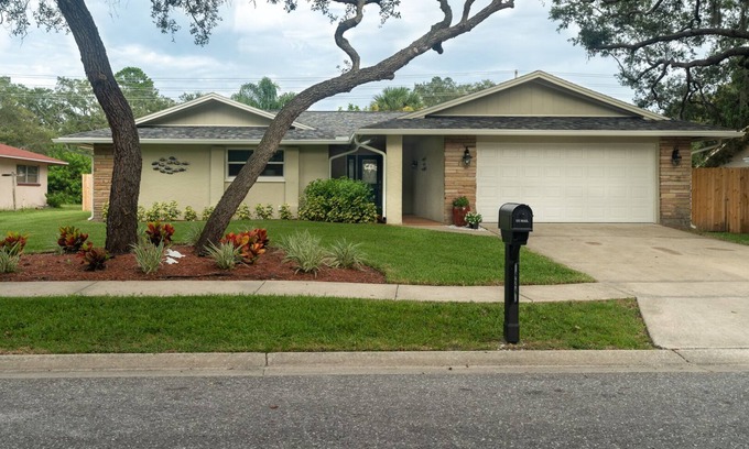 Tarpon Springs House | Great for long stays, work at home, beach or pool. Plenty for the kids to do!