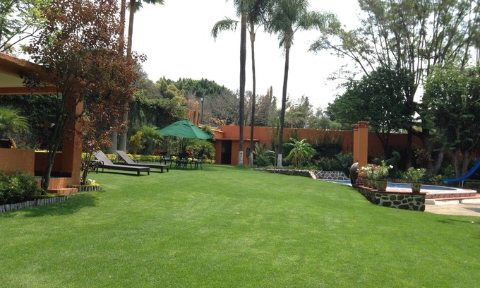Rancho Cortes House | GREAT GARDEN, WARM SPOTLESS POOL AND TENIS COURT