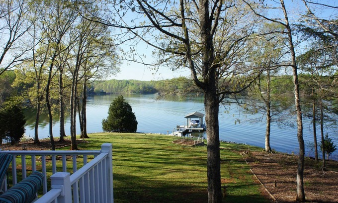 Westlake Corner House | Great Getaway On Picturesque Point. - No stairs to the lake!