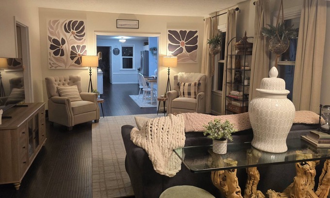 Mentor House | Great Group Gathering Spacious 5-bd/2.5 B house 2 Kitchens, Hot Tub, Large Yard