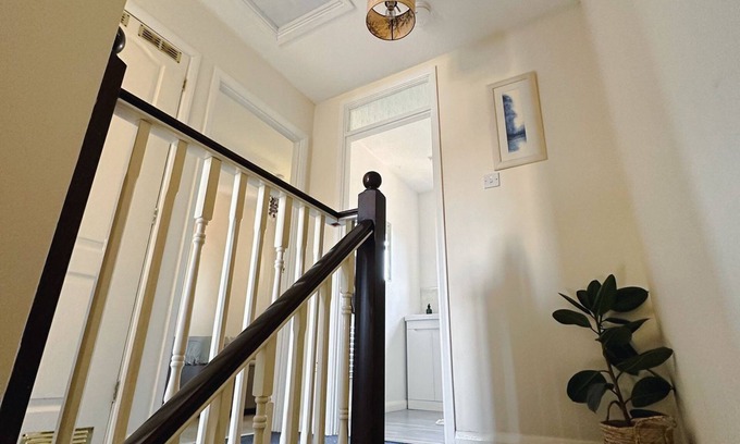 Bedford House | Great Home Close To The Embankment Free Parking and Self Check in!