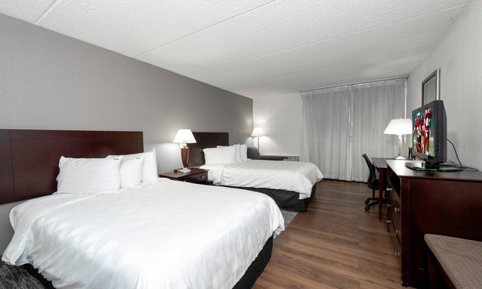 Carteret Hotel | Great Hotel For The Price & Close To The Turnpike! Onsite Bar, FREE Parking!