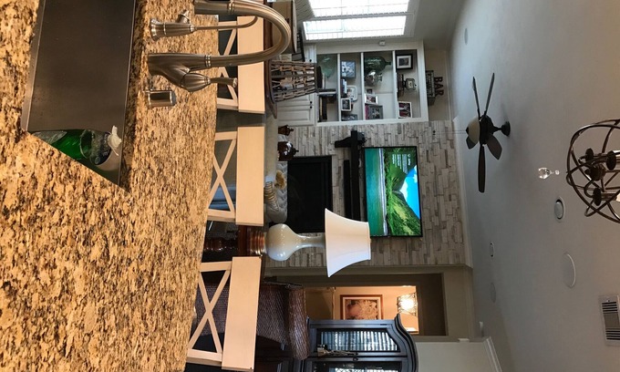 Shady Acres House | Great house in the Greater Heights, 14 miles from 2017 Super Bowl Stadium.