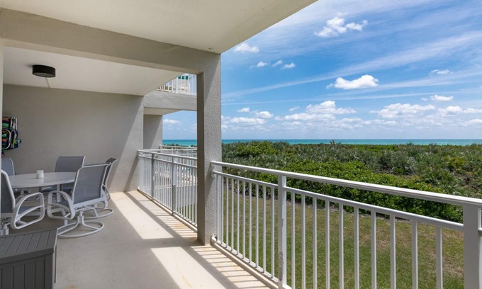 Stuart Condo | Great interior, and prime location on South Hutchinson Island - near downtown