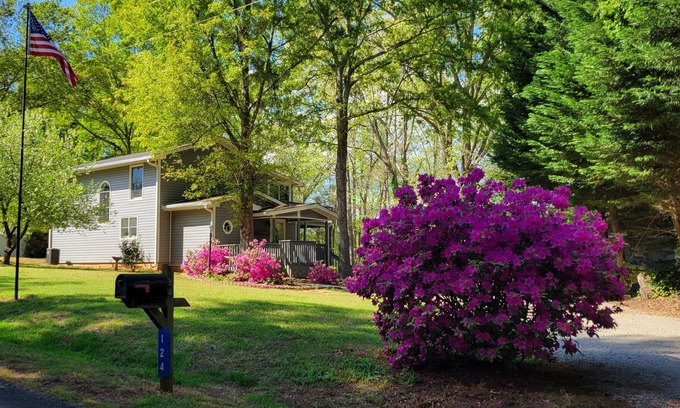 Dewy Rose House | Great Lake Hartwell Home with deep water access and quiet cove.