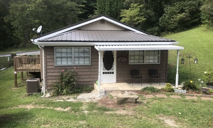 Newcomb House | Great little getaway for a ride in the Royal Blue Mountains , Pioneer Tennessee