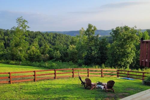 Ashland City House | GREAT Little Guest Suite with Private Entry & Deck! Pet Friendly & 30 Mins to Nashville!