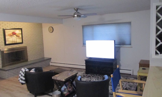 Fitzsimons Apartment | Great location. 2 Bed- 1 bath by Anschutz Medical Campus