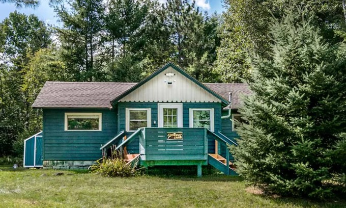 Wilmington Cabin | 🌲Great Location! 55" TV/Screened Porch/Stone Firepit/Grill
