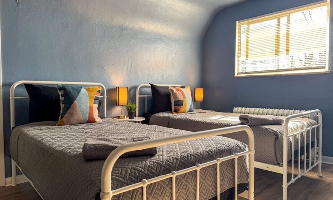 Mount Oliver Apartment | Great Location, 8 Beds (Sleeps 10) w/Parking