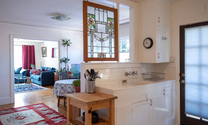 Mosswood Apartment | Great location! Bright, roomy apartment with quiet yard in North Oakland.