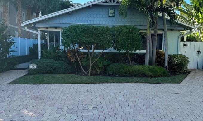 Marina District House | GREAT LOCATION! Clean, cozy, and comfortable! Walk downtown and to beach!