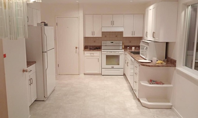 Guildford House | Great Location, Family Room for 6 Near Guildford Town Center, Surrey!