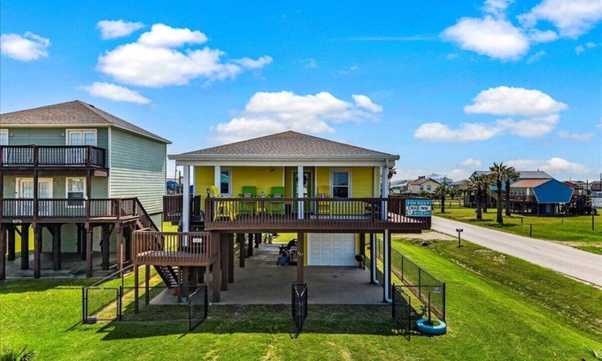 Surfside Beach House | Great Location, Fenced Yard, Pet Friendly! Low Rate!