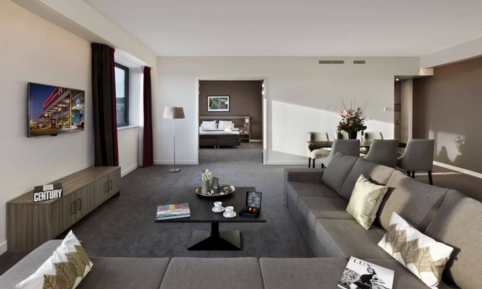 Zestienhoven Hotel | Great Location for Flyers – Walk to the Airport, Relax in Style! Onsite Dining