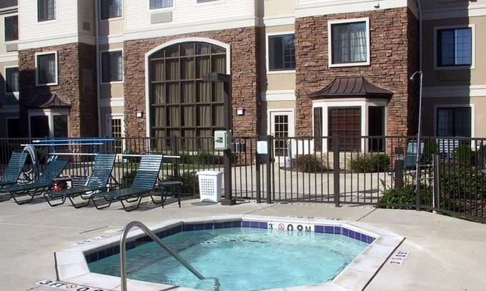 East Paris Condo | Great Location | FREE Wi-Fi + Pool + Hot Tub