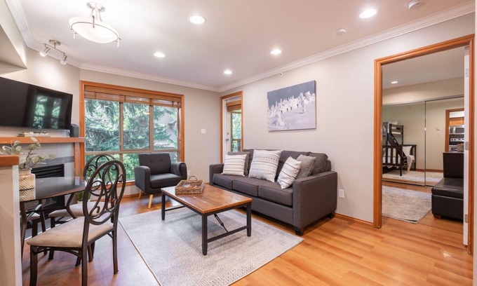 Village North Condo | Great location | Hot tub, pool & sauna | BBQ | AC