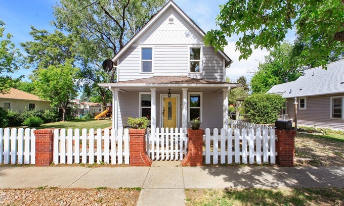Arvada House | GREAT location in Old Town Arvada, 3bd/2ba, with pet friendly yard