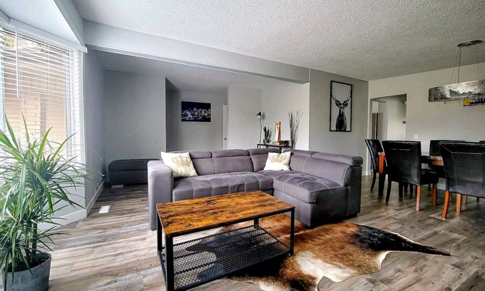 Southside House | Great location/King bed/fast wifi/65' tv/Disney+