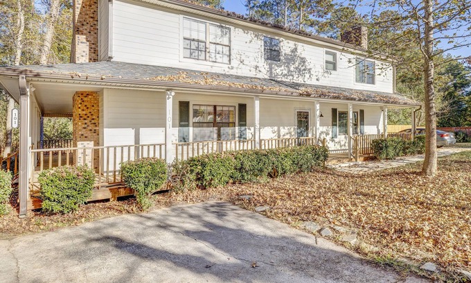 Matthews House | Great Location | Newly Renovated Home in Matthews | 3 BR Dog Friendly | Parking