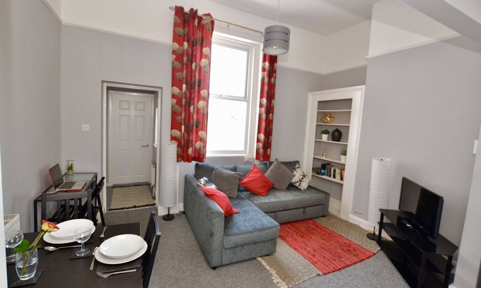 Cheltenham Apartment | Great location - Perfect for Racecourse and town. Walking distance to both.