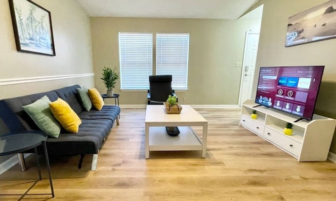 Acton House | Great Location! Sleeps 9, 15 min to Downtown!