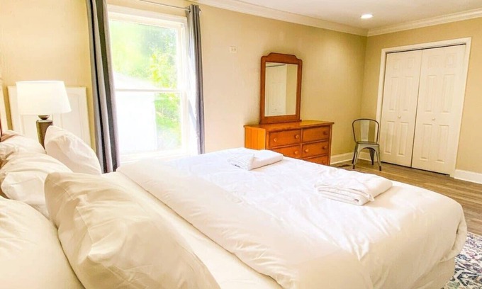 Huntsville House | Great Location w/Yard & Deck! - Bonita Bungalow